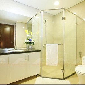 Vách kính phòng tắm 135 độ - Cửa Nhôm Kính Hoàn Mỹ - Công Ty CP Sản Xuất Và Xây Dựng Hoàn Mỹ